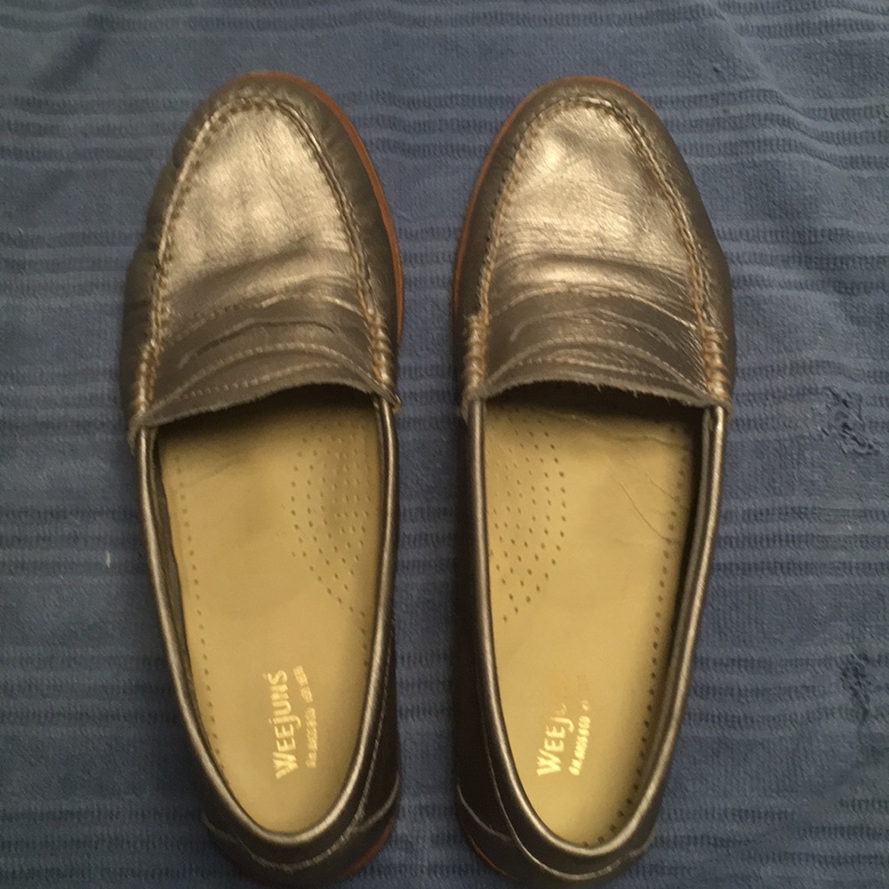 Size 9 silver G.H.Bass & Co Weejuns penny loafers